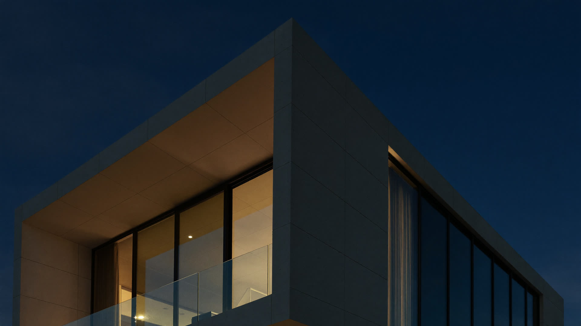 Fachada de un edificio residencial moderno al atardecer, ámbito del derecho inmobiliario que ejerce Iriarte & Solar