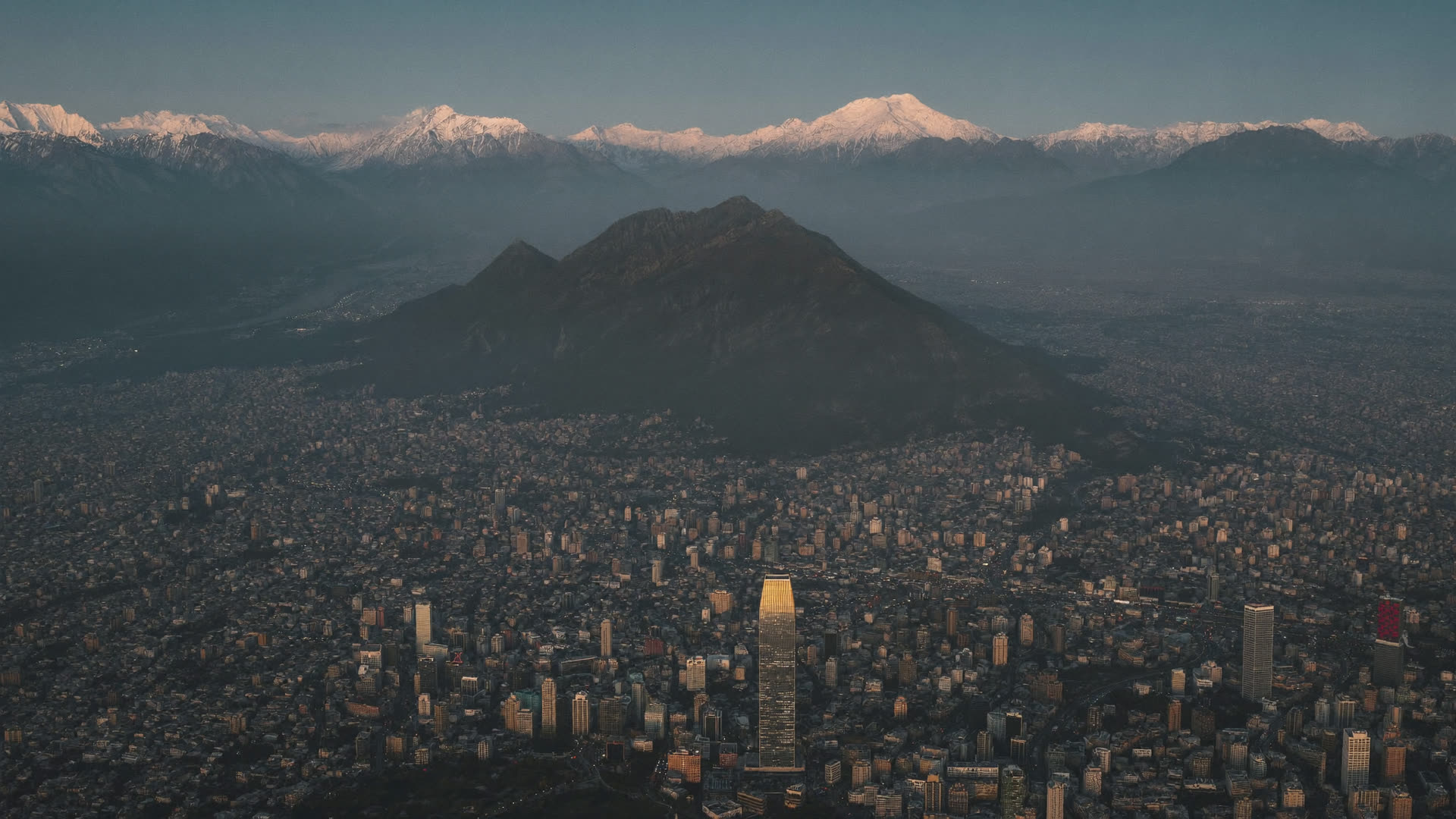 Vista aérea de Santiago de Chile con la cordillera de los Andes, ciudad donde ejerce el estudio Iriarte & Solar Abogados