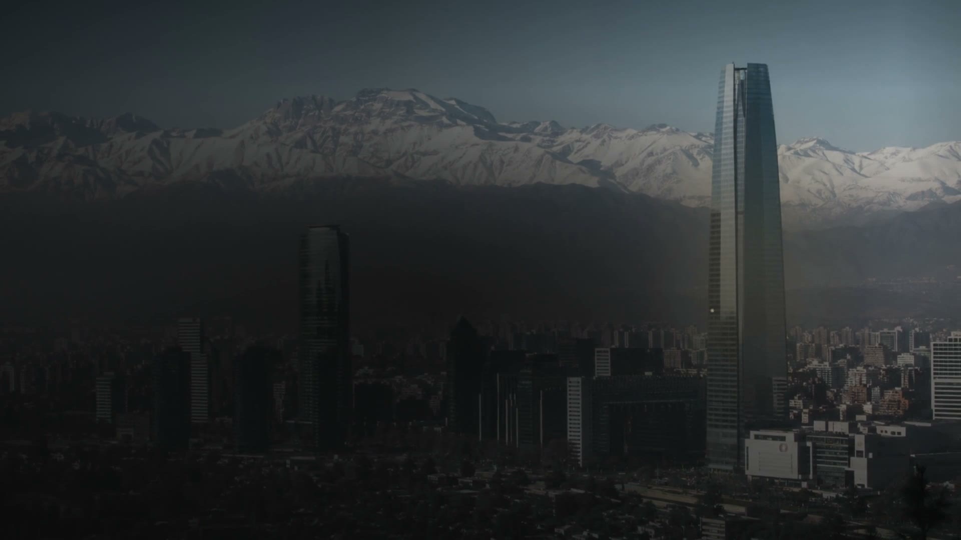 Skyline de Santiago de Chile con la cordillera nevada al fondo, ciudad donde el estudio de abogados inmobiliarios Iriarte & Solar asesora a sus clientes